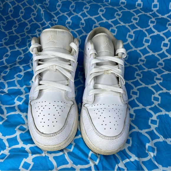 Nike Women’s size 8.5 Air Jordan 1 low Triple white sneakers classic wmns ladies - Picture 2 of 11